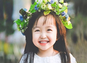 Cô bé có hành động trên sân khấu khiến ai cũng phải bật cười